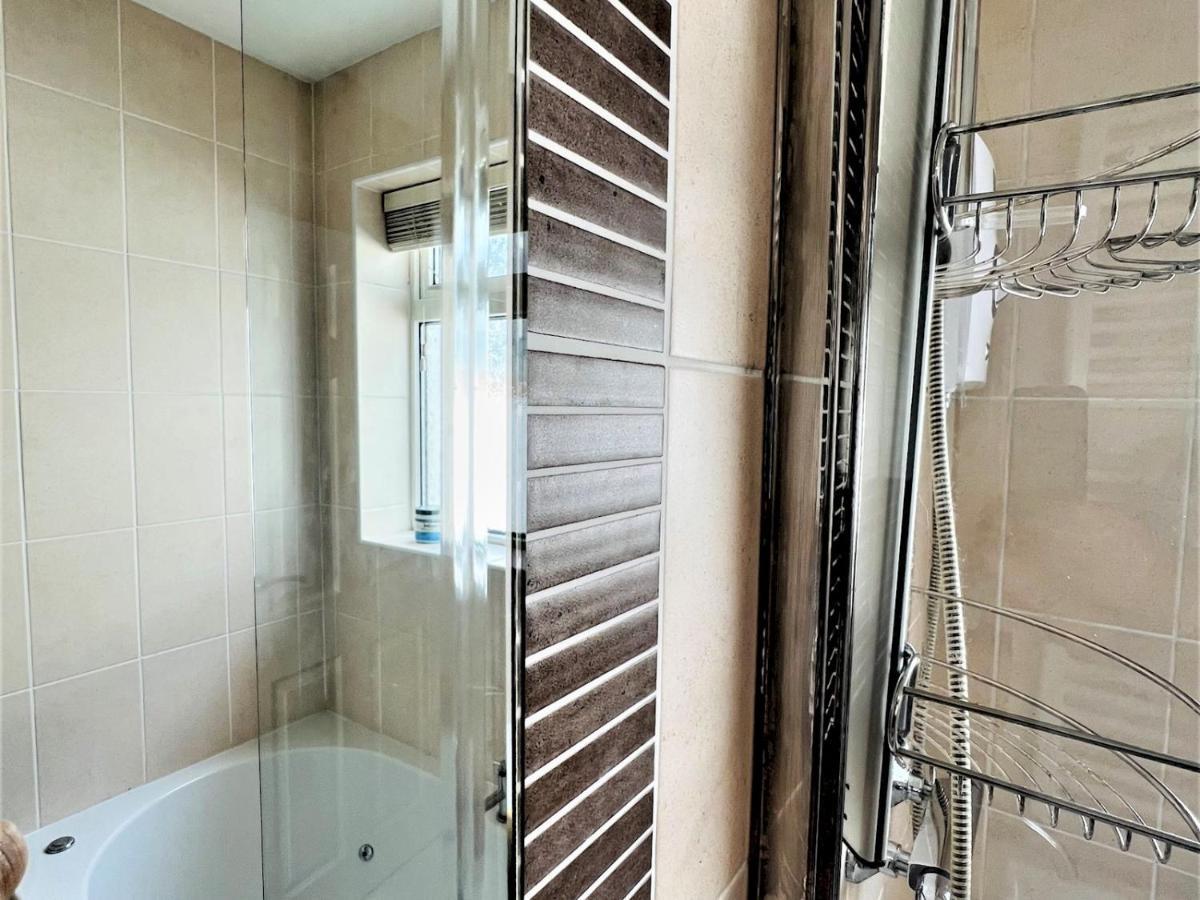 Holiday home Pass The Keys Fabulous Front Location *